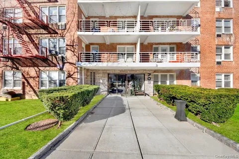 $199,999 | 709 Warburton Avenue, Unit 6E, Yonkers, NY 10701
