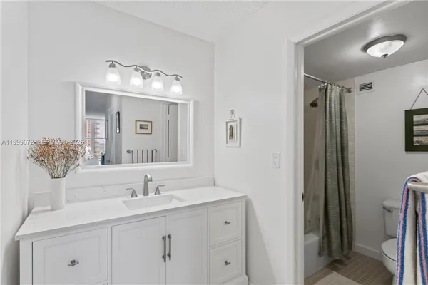 $3,100 | 3800 South Ocean Drive, Unit 719, Hollywood, FL 33019