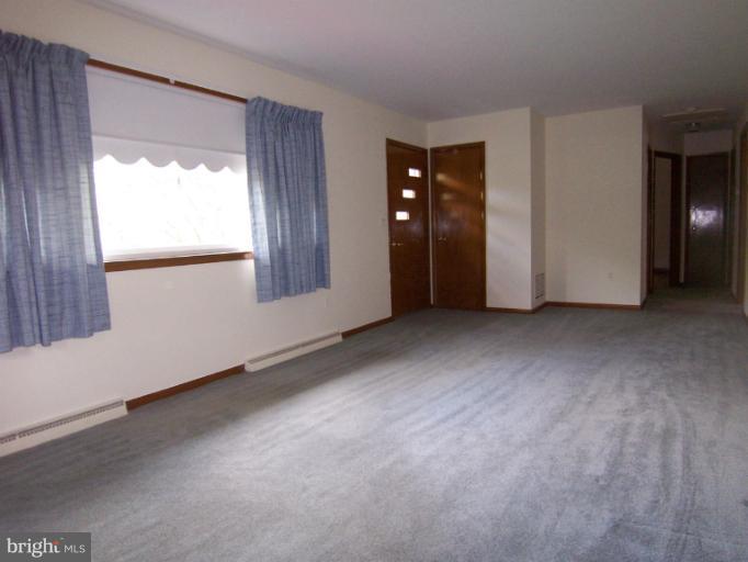 9936 Moxley Road Damascus, MD 20872 - Photo 11 of 22 Living Room