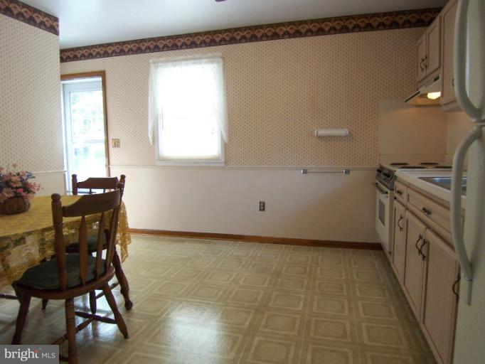 9936 Moxley Road Damascus, MD 20872 - Photo 8 of 22 Kitchen