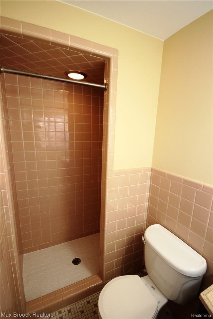 3770 Beach Road Troy, MI 48084 - Photo 10 of 31 Master tiled shower