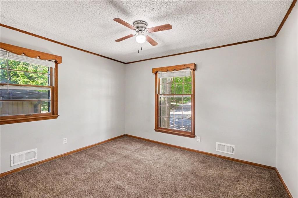 11047 Spring Valley Road Kansas City, MO 64134 - Photo 13 of 19