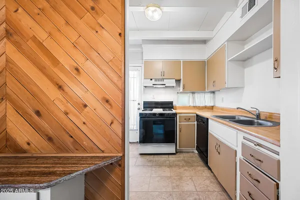 $195,000 | 1101 East Bethany Home Road, Unit 8, Phoenix, AZ 85014