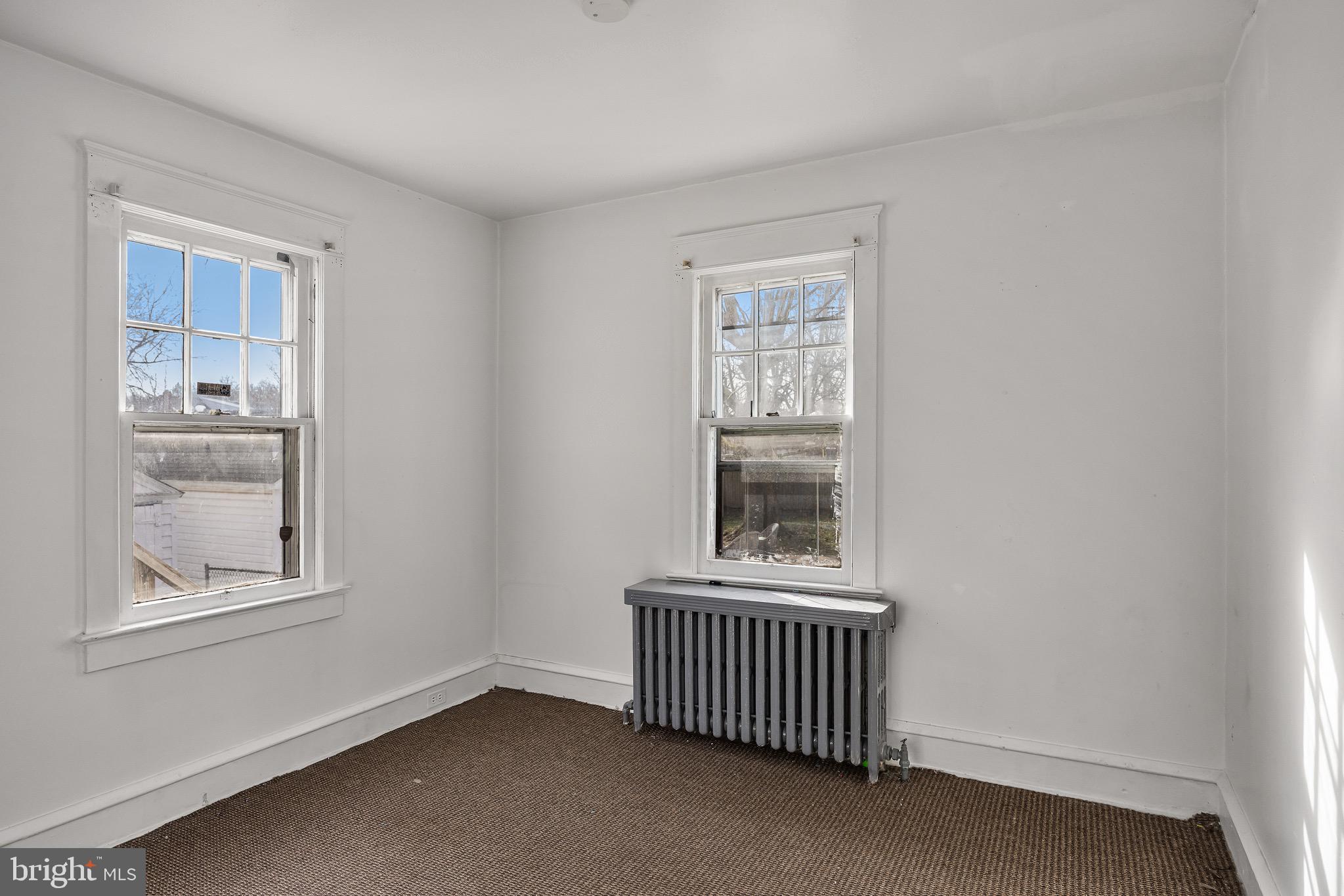 303 Pine Street Carneys Point, NJ 08069 - Photo 13 of 34 an empty room with windows