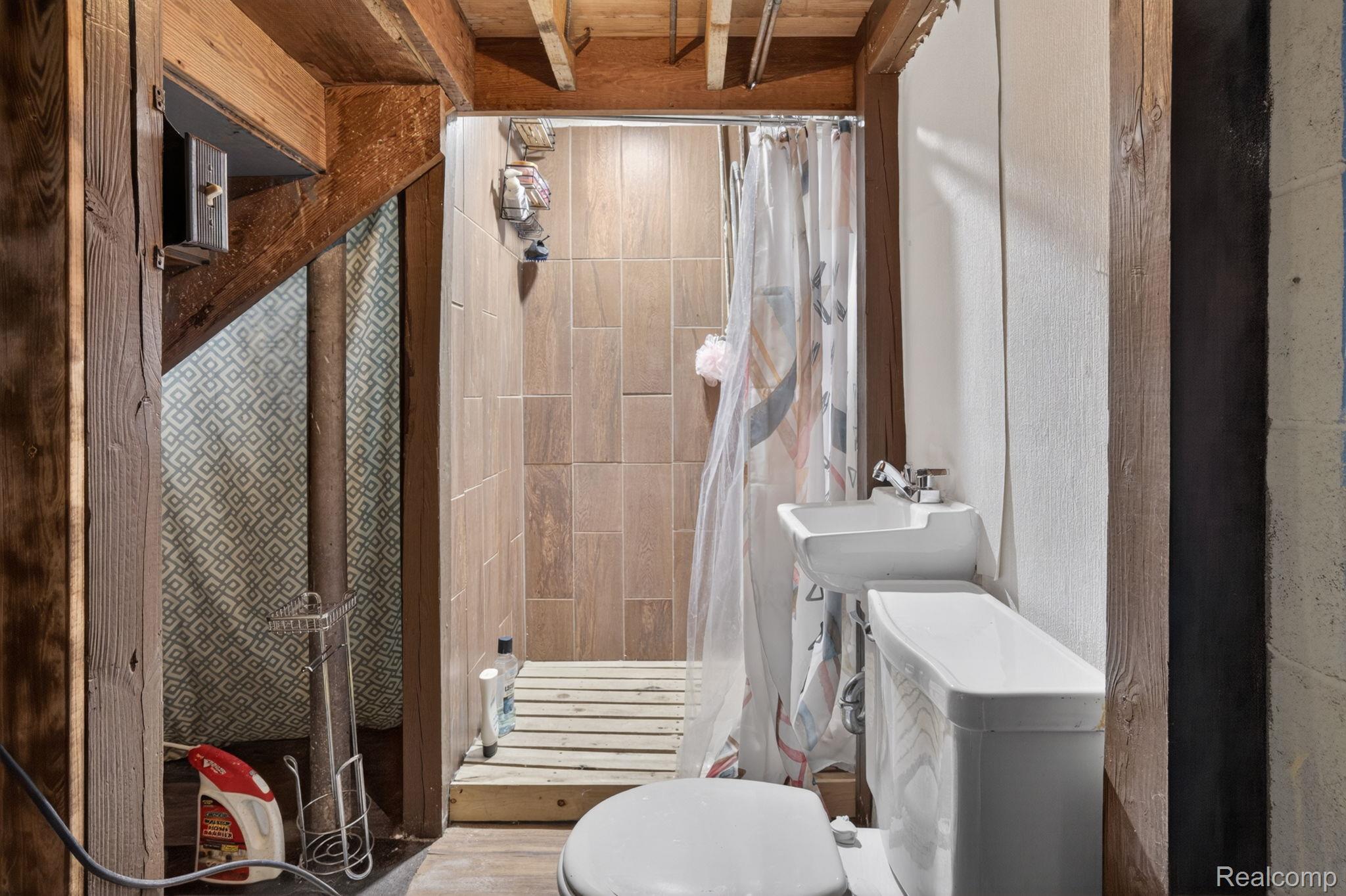 1209 Beatrice Street Flushing, MI 48433 - Photo 27 of 39 Bathroom featuring a tile shower and toilet