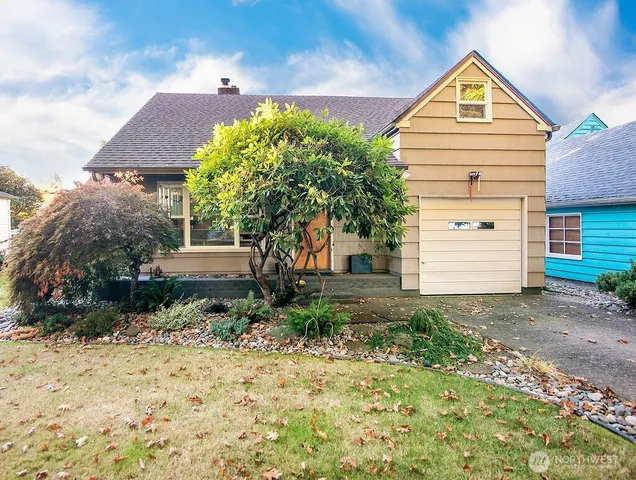 a view of a house with a yard and plants