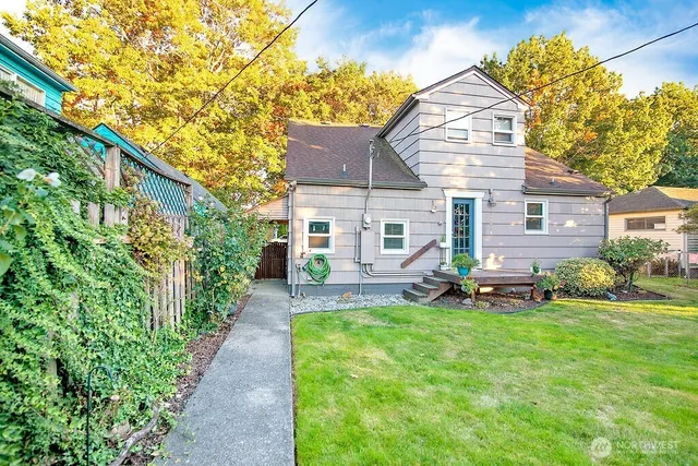 a view of a house with backyard and garden