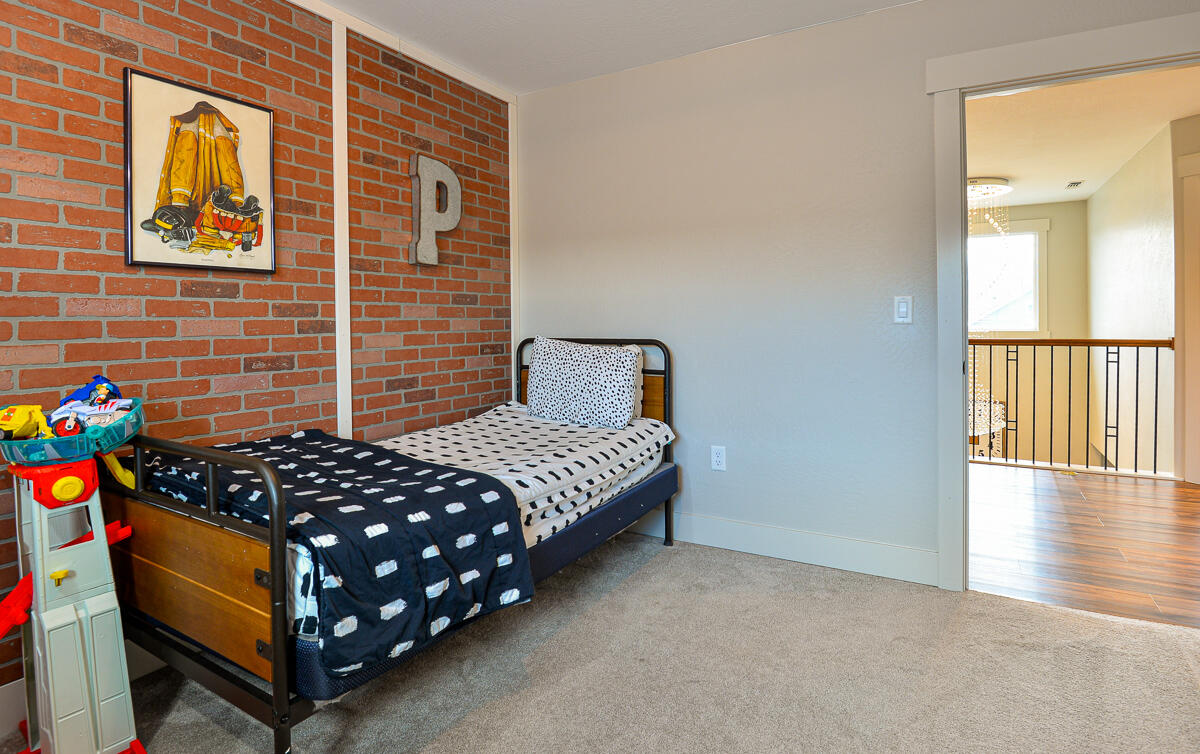 1029 Brandon Way Phoenix, OR 97535 - Photo 34 of 75 a bedroom with a bed and window
