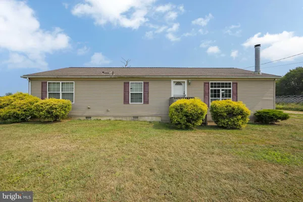 a view of a house with backyard and garden