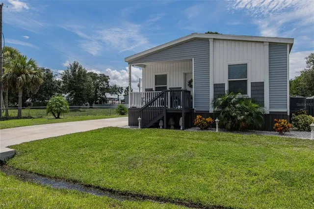 a view of a house with backyard and porch