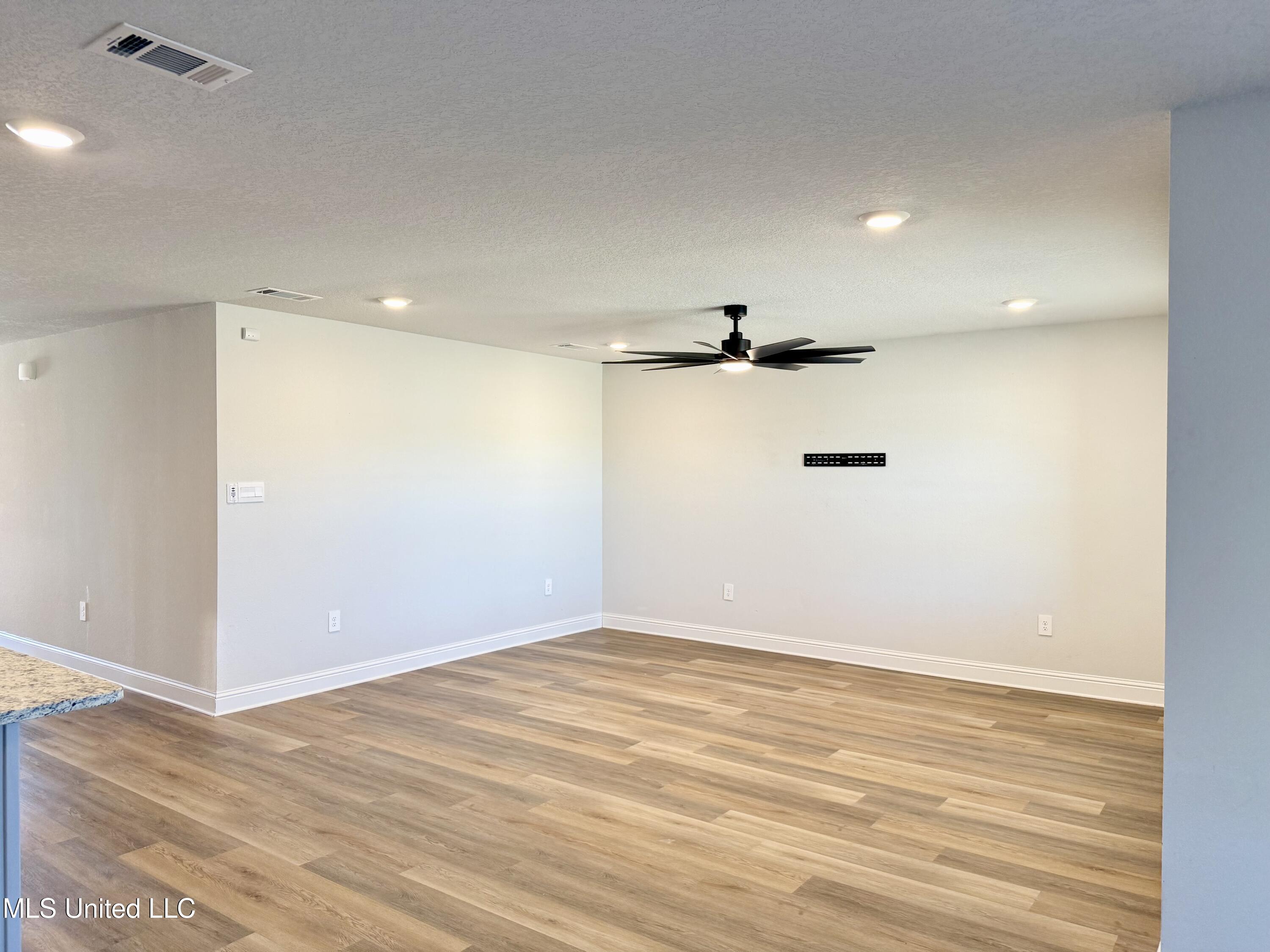 196 Mill Street Lucedale, MS 39452 - Photo 4 of 17 IMG_5104