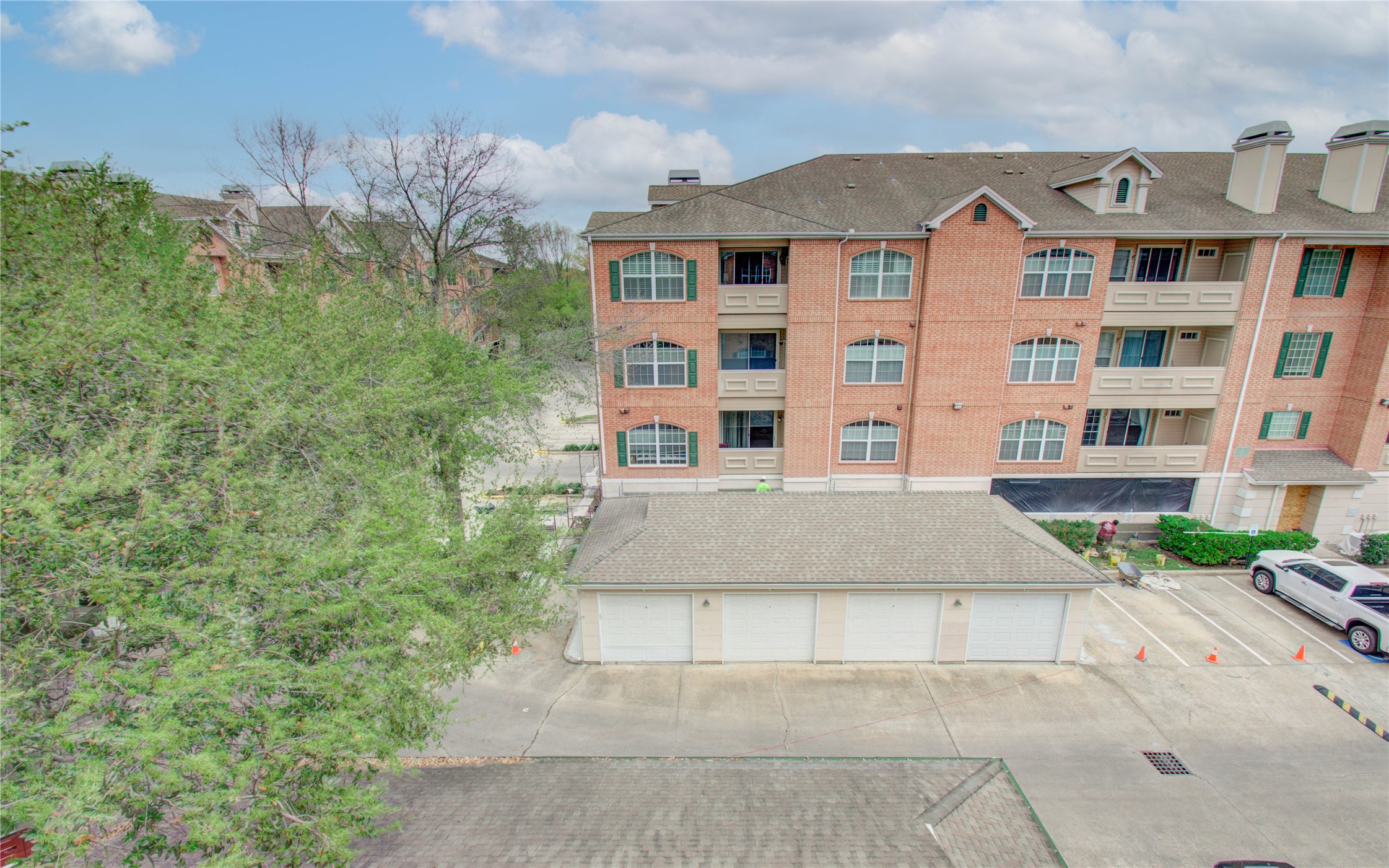 2111 Welch Street, Unit A321 Houston, TX 77019 - Photo 22 of 25 a front view of a multi story building