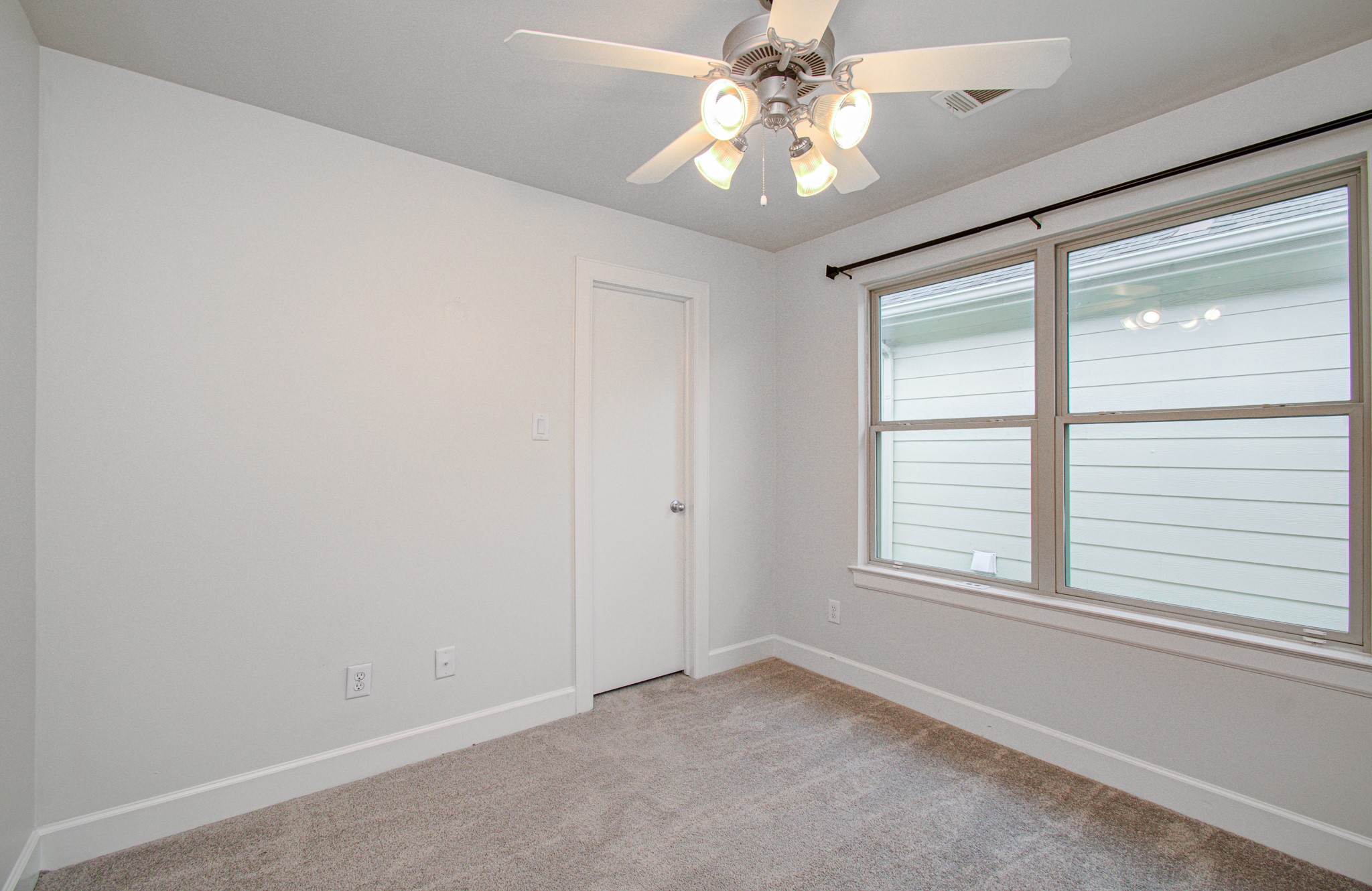 624 East 39th Street Houston, TX 77022 - Photo 31 of 37 an empty room with windows and fan