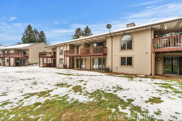 $270,000 | 631 Spring Lane, Unit 6, Holland, MI 49423