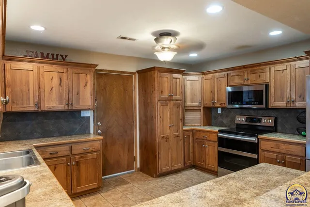 $298,000 | 6816 Butler Road, Meriden, KS 66512