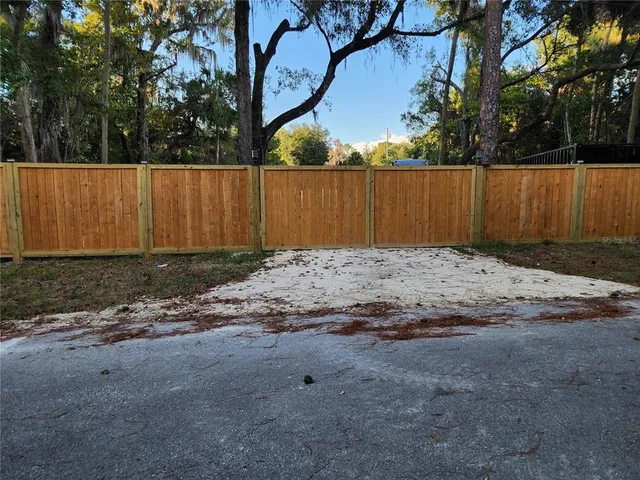 a view of a backyard