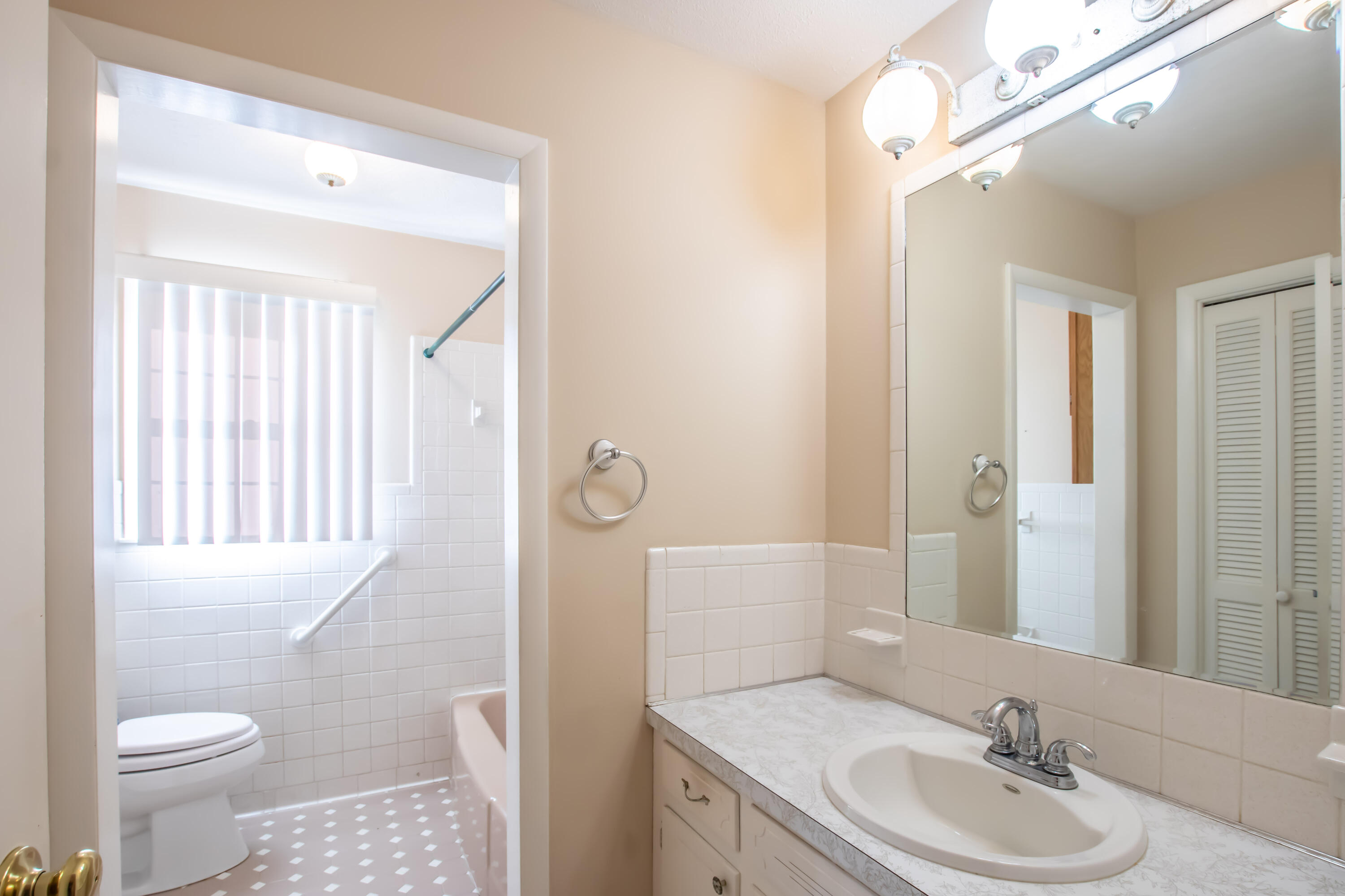 20146 Campground Road Bristol, VA 24202 - Photo 18 of 57 Hall Bath