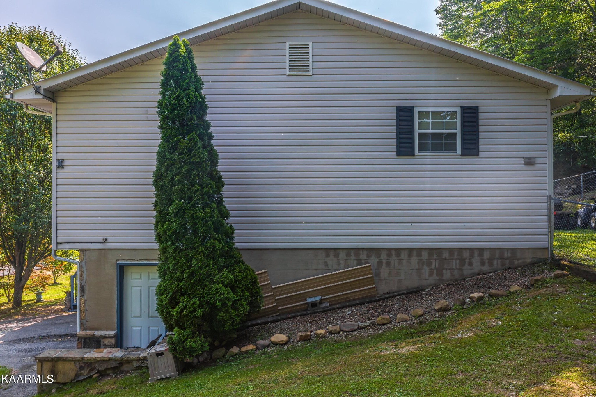 3226 Bogard Road Cosby, TN 37722 - Photo 3 of 35 a backyard of a house