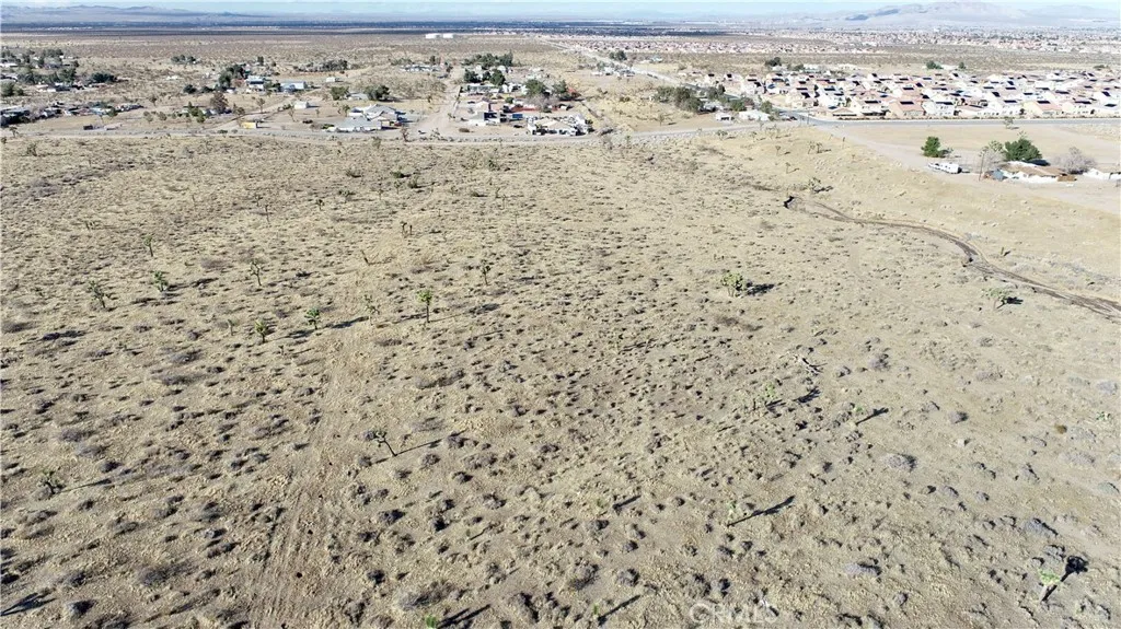0 Eucalyptus Street Hesperia, CA 92345 - Photo 8 of 25 a bathroom with a bathtub