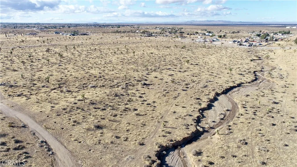 0 Eucalyptus Street Hesperia, CA 92345 - Photo 10 of 25 a bathroom with a bathtub