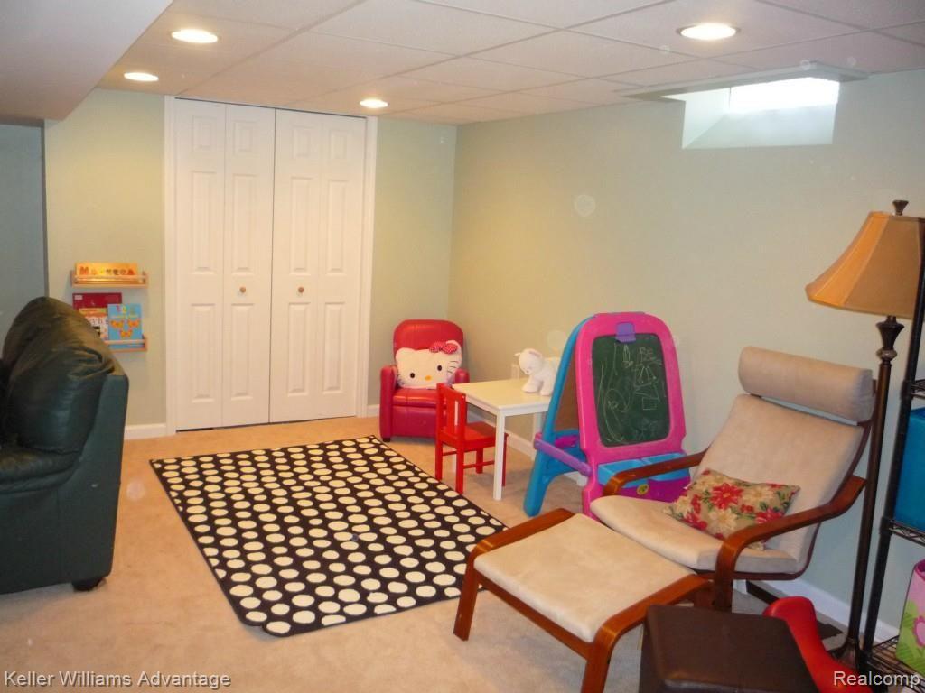 19482 Rensellor Street Livonia, MI 48152 - Photo 14 of 20 P1040202.jpg