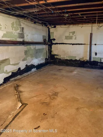 a view of yard with large tree