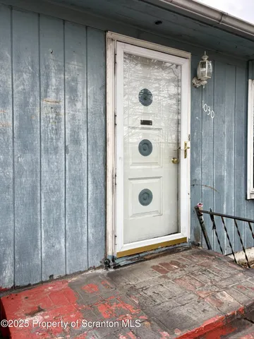 a view of empty room with window