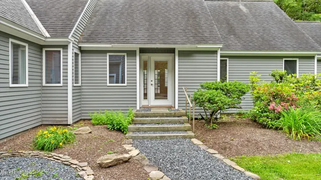 a house that is sitting in the grass
