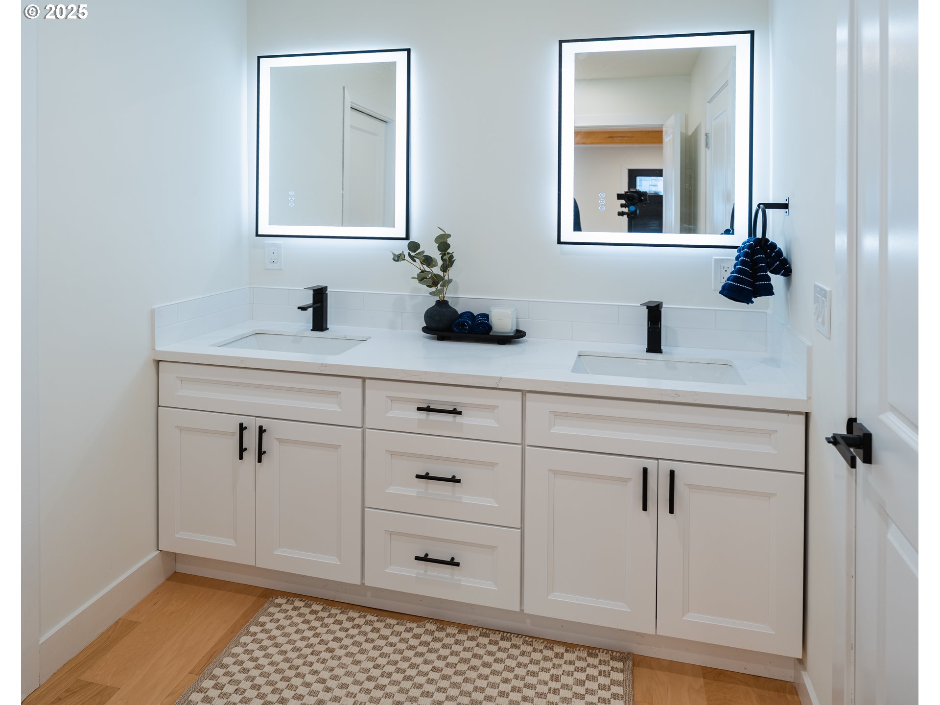 9326 Southeast Mill Street Portland, OR 97216 - Photo 14 of 21 Bathroom