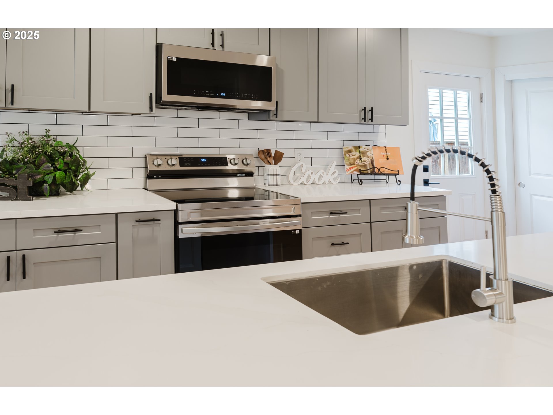 9326 Southeast Mill Street Portland, OR 97216 - Photo 7 of 21 Kitchen