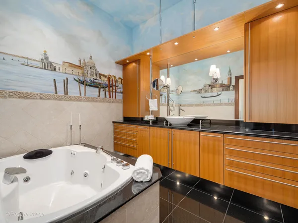 $2,350,000 | 333 West Hubbard Street, Unit 1006, Chicago, IL 60654