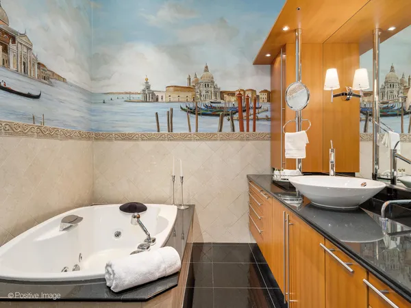$2,350,000 | 333 West Hubbard Street, Unit 1006, Chicago, IL 60654