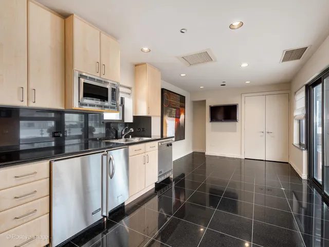 $2,350,000 | 333 West Hubbard Street, Unit 1006, Chicago, IL 60654