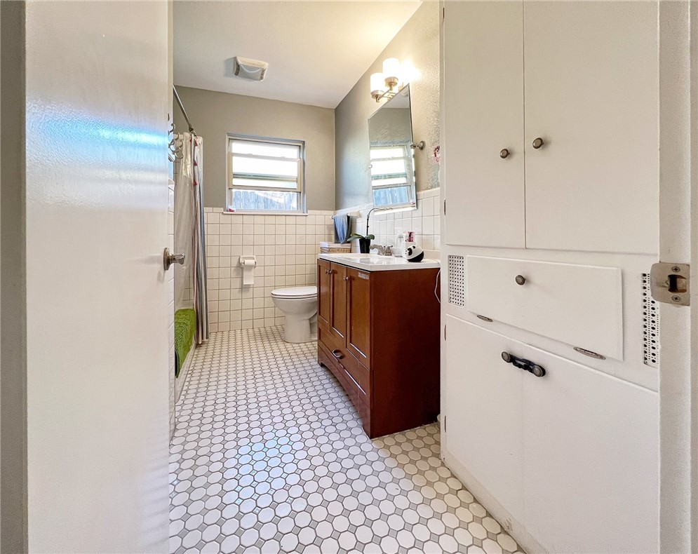 1807 Barbara Street Austin, TX 78757 - Photo 23 of 25 HALL BATH TILE FLOORS. FULL TUB/SHOWER