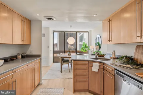 $305,000 | 1326-42 Spruce Street, Unit 708, Philadelphia, PA 19107
