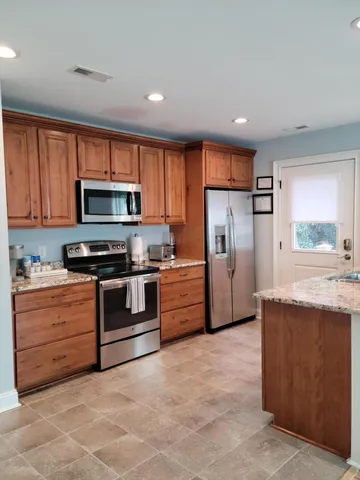 $2,800 | 677 Oak Marsh Drive, Mount Pleasant, SC 29464