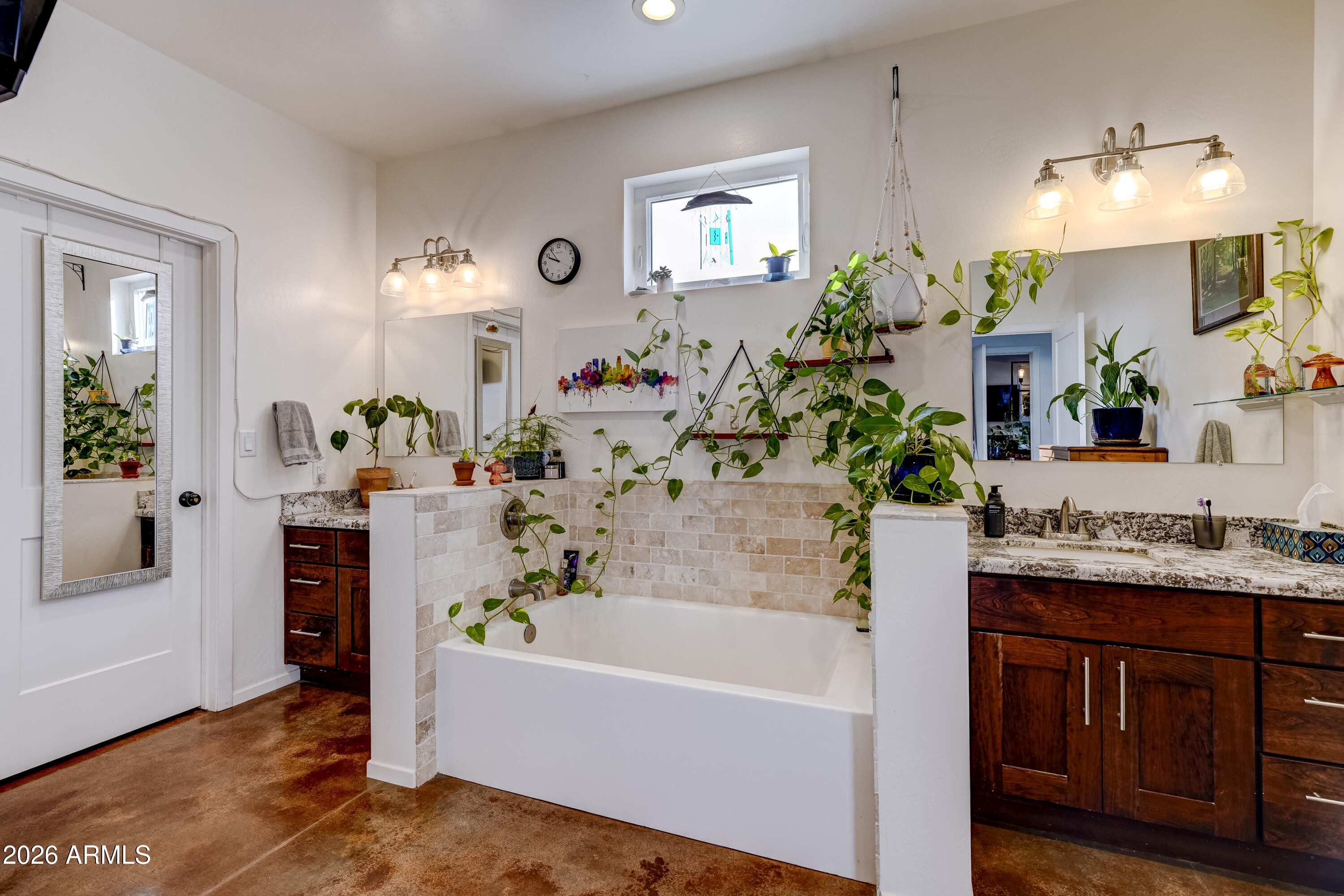 2771 South Country Hill Road Cornville, AZ 86325 - Photo 18 of 20 a bathroom with a tub sink and mirror