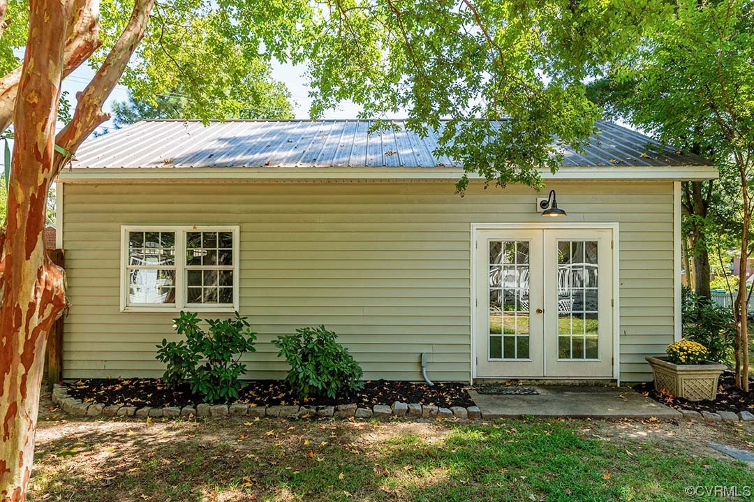 5009 Devonshire Road Richmond, VA 23225 - Photo 39 of 43 a front view of a house with garden