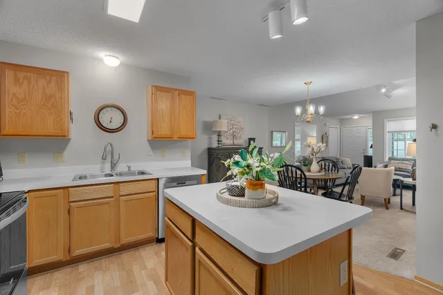 $274,900 | 9909 Tamarack Cove, Woodbury, MN 55125