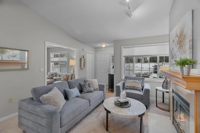 $274,900 | 9909 Tamarack Cove, Woodbury, MN 55125