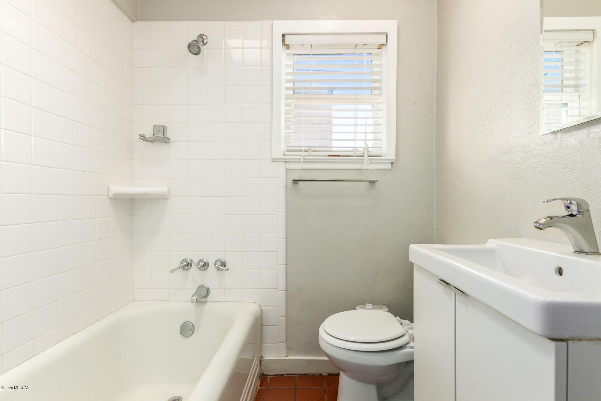1020 East Halcyon Road Tucson, AZ 85719 - Photo 28 of 36 a bathroom with a sink toilet and bathtub