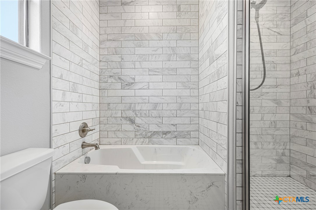 360 Grove Road Killeen, TX 76542 - Photo 21 of 48 a bathroom with a bathtub and shower