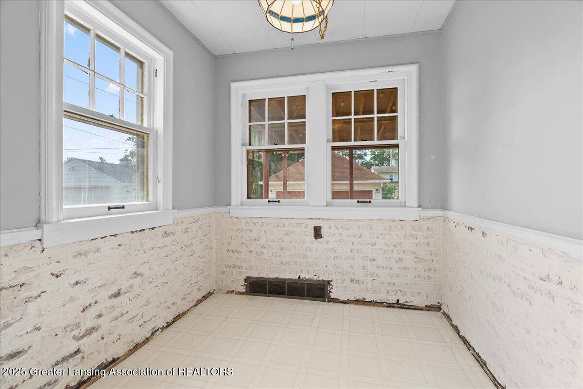 532 Riley Street Lansing, MI 48910 - Photo 21 of 38 21-Media Jett - 16