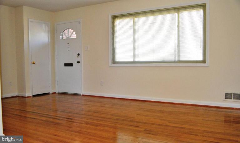 6815 Cabin John Road Springfield, VA 22150 - Photo 2 of 18 Living Room