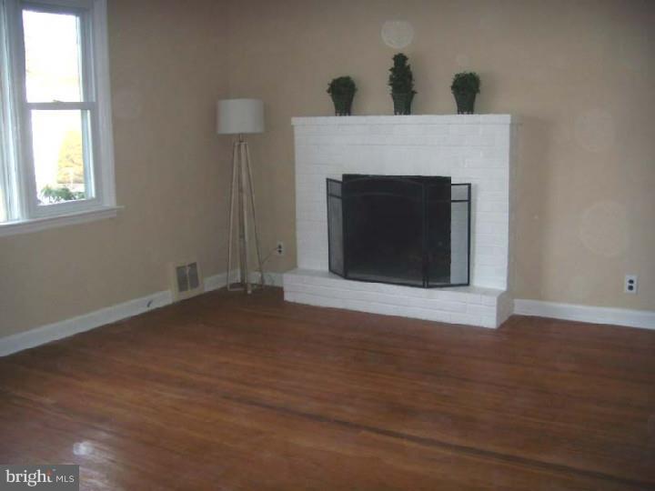 124 Greenhill Road Springfield, PA 19064 - Photo 10 of 25 Living Room