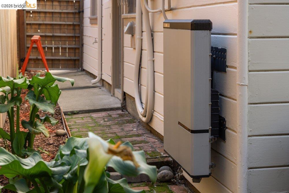 9600 Golf Links Road Oakland, CA 94605 - Photo 41 of 47 Exterior view of a power storage unit