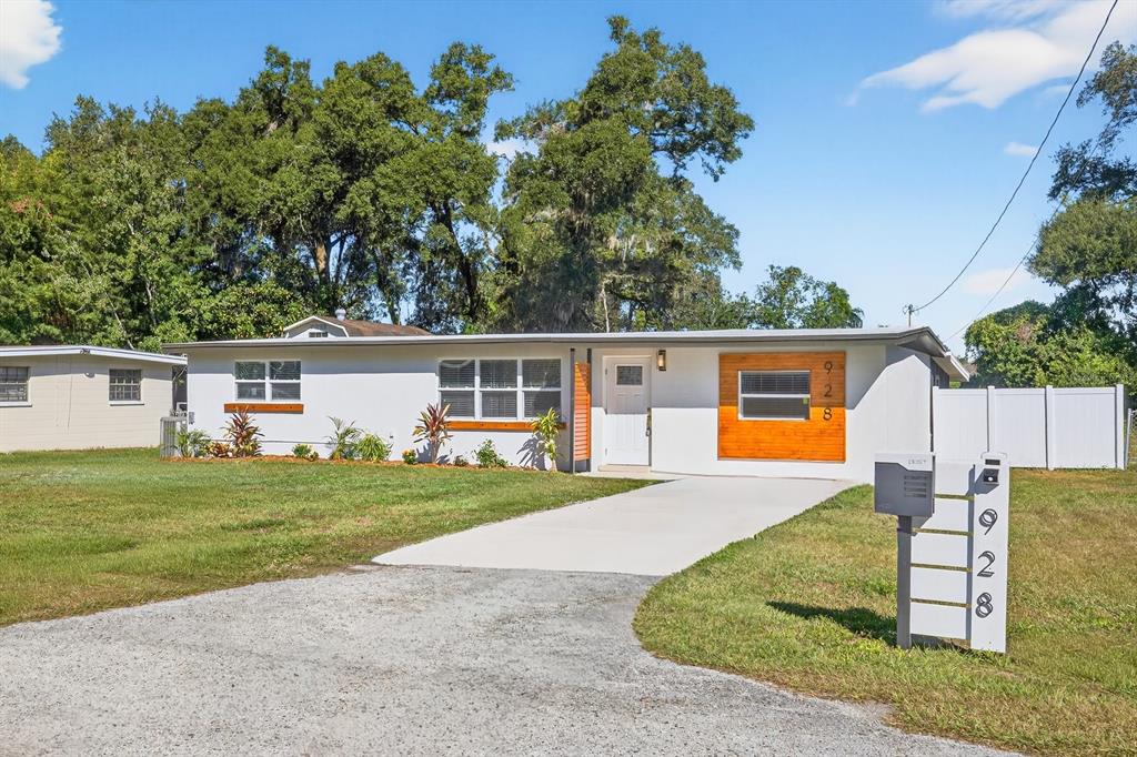 928 Valmar Street Brandon, FL 33511 - Photo 2 of 35 a front view of a house with garden