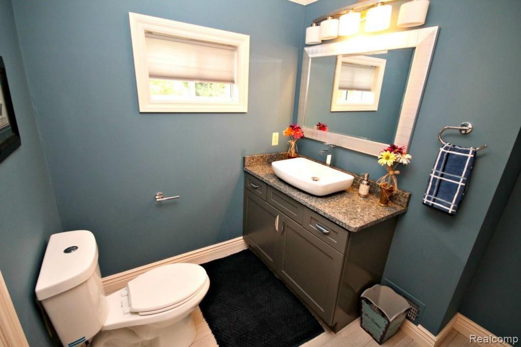 2030 Grace Avenue Rochester, MI 48309 - Photo 17 of 31 18.jpg