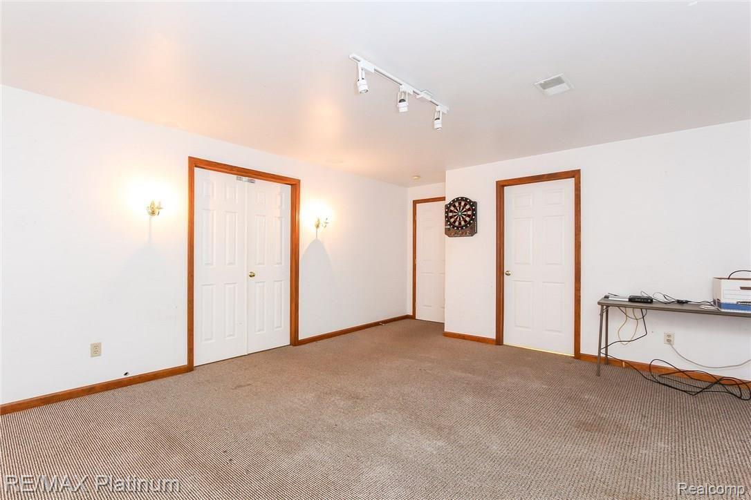 1417 Mower Road Pinckney, MI 48169 - Photo 18 of 36 021-Family_Room-4251768-medium.jpg