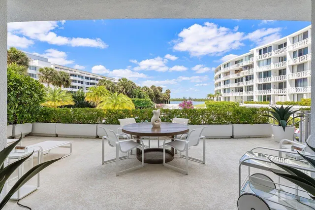 $1,760,000 | 2760 South Ocean Boulevard, Unit 116, Palm Beach, FL 33480